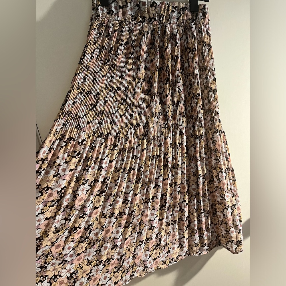 Status by Chenault XS pleated floral midi skirt